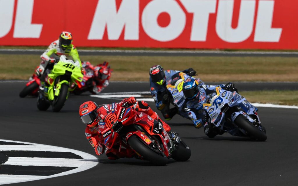 Marc Marquez alla guida di un plotone Ducati a Silverstone (© MotoGP)