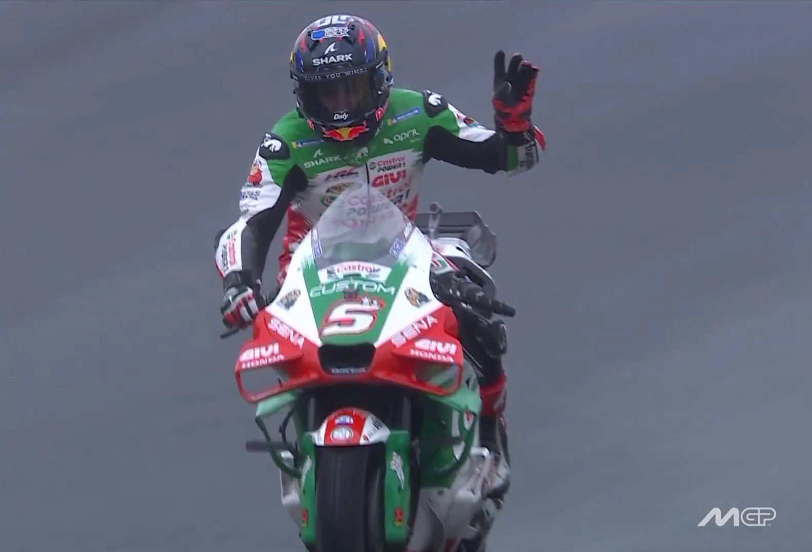 L'arrivo trionfale di Johann Zarco nel GP di Le Mans