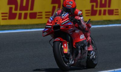 Marc Marquez, caduto in una delle sue curve a sinistra, tornato in pista con grossi danni alla carena