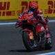 Marc Marquez, caduto in una delle sue curve a sinistra, tornato in pista con grossi danni alla carena