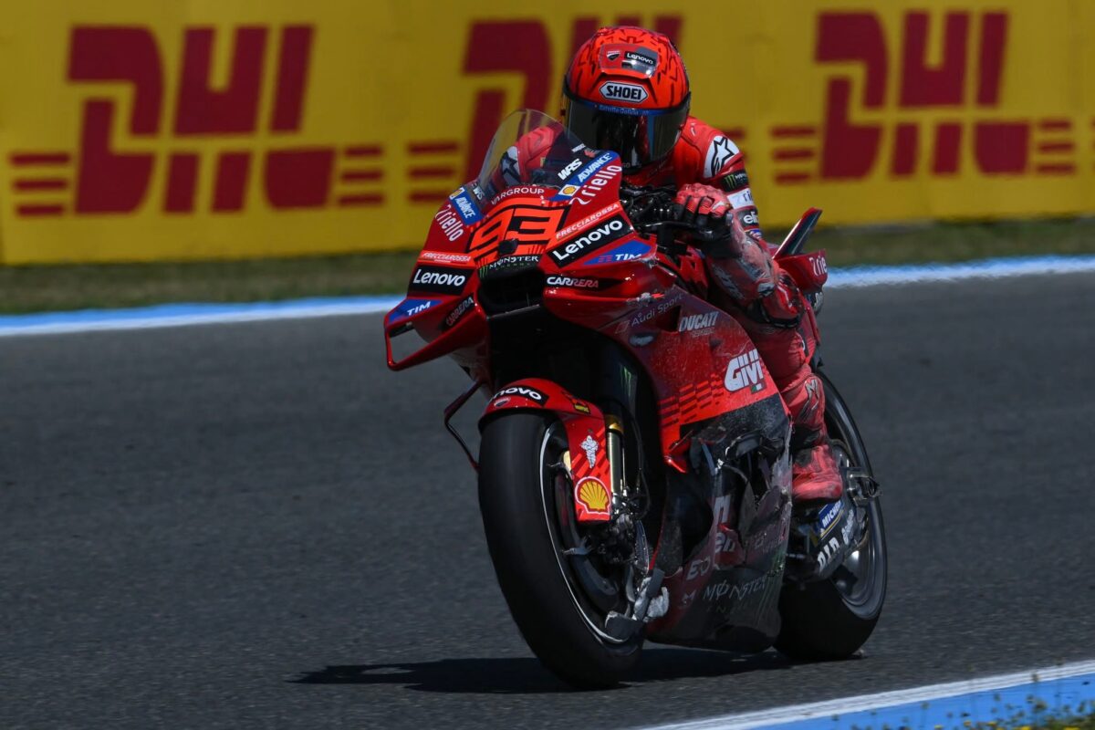 Marc Marquez, caduto in una delle sue curve a sinistra, tornato in pista con grossi danni alla carena