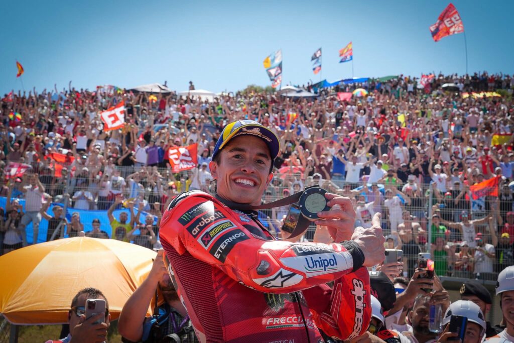Marc Marquez con la medaglia della Sprint vinta al sabato