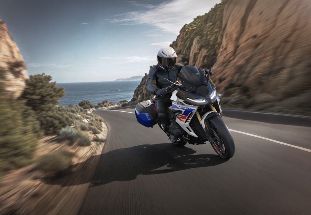 La nuova BMW R 1300 RS in strada (© BMW)