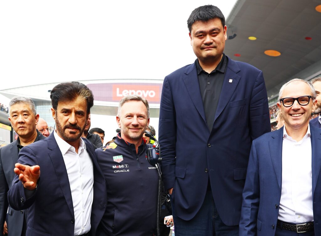 Ben Sulayem e Stefano Domenicali insieme a Horner e all'ex cestista Yao Ming (© Red Bull Content Pool)