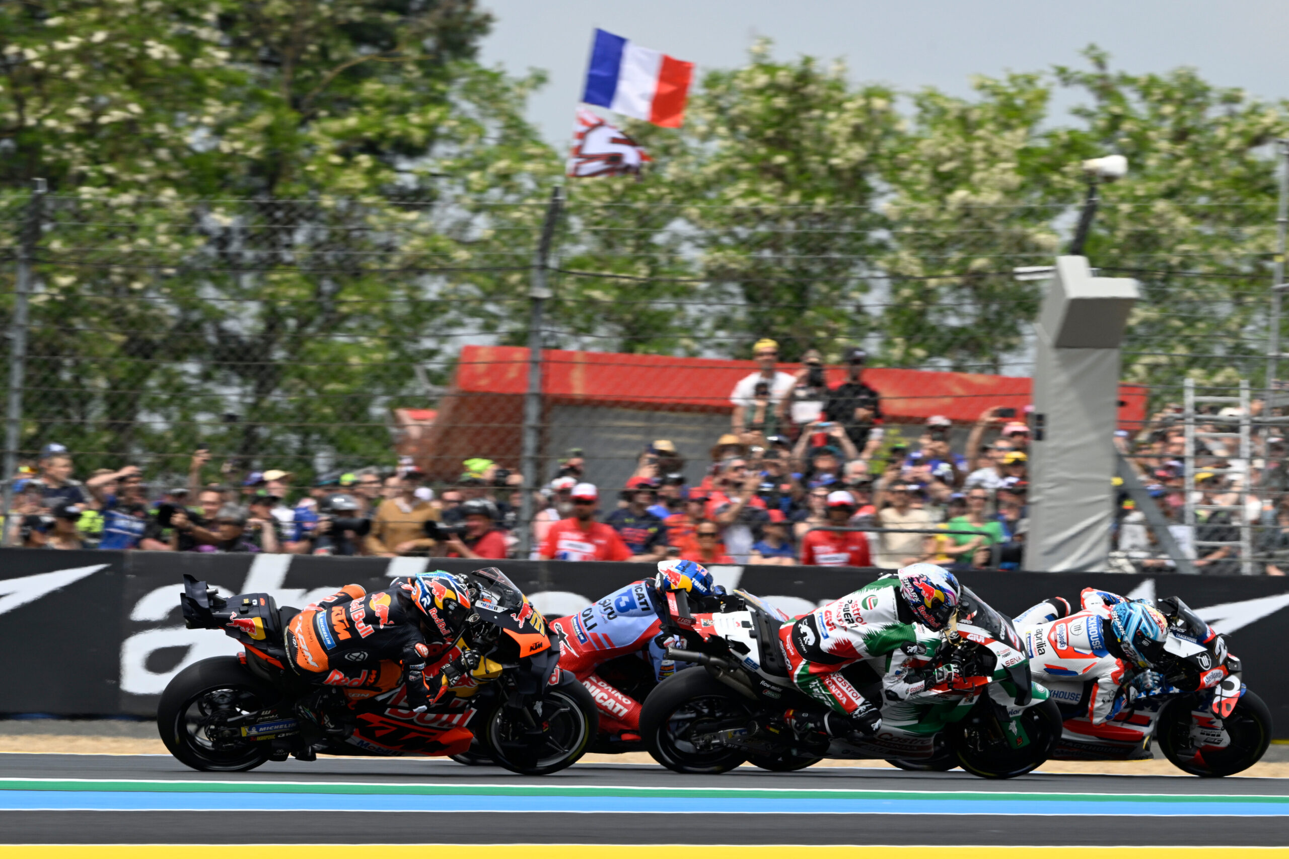 I piloti della MotoGP in azione a Le Mans nel 2024 (© Red Bull Content Pool)