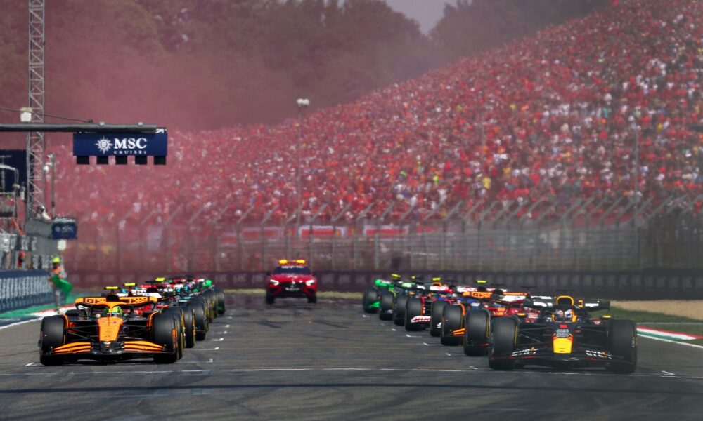La partenza del GP di Imola 2024, Dietro il muro di tifosi dalla Rivazza