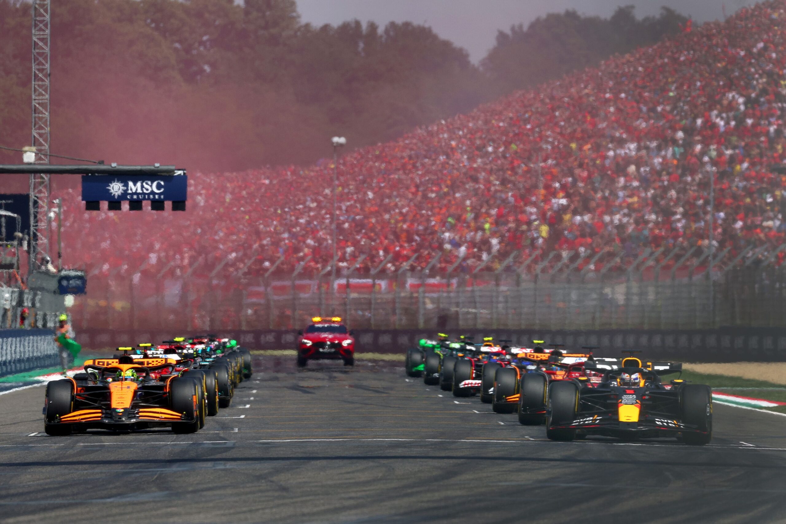 La partenza del GP di Imola 2024, Dietro il muro di tifosi dalla Rivazza