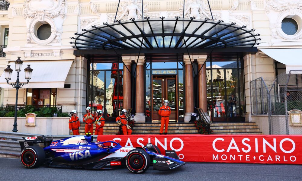 La Racing Bulls in azione a Monaco, davanti al Casinò (© Red Bull Content Pool)