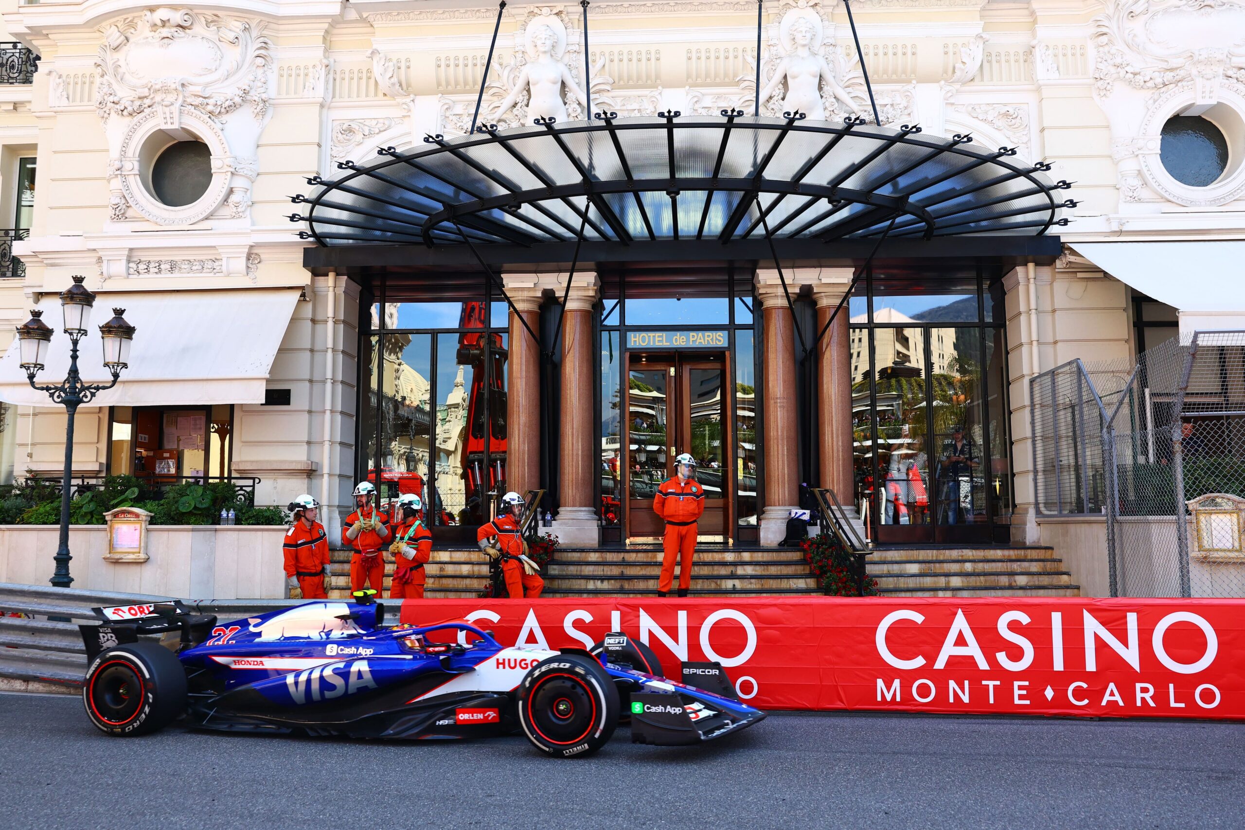La Racing Bulls in azione a Monaco, davanti al Casinò (© Red Bull Content Pool)