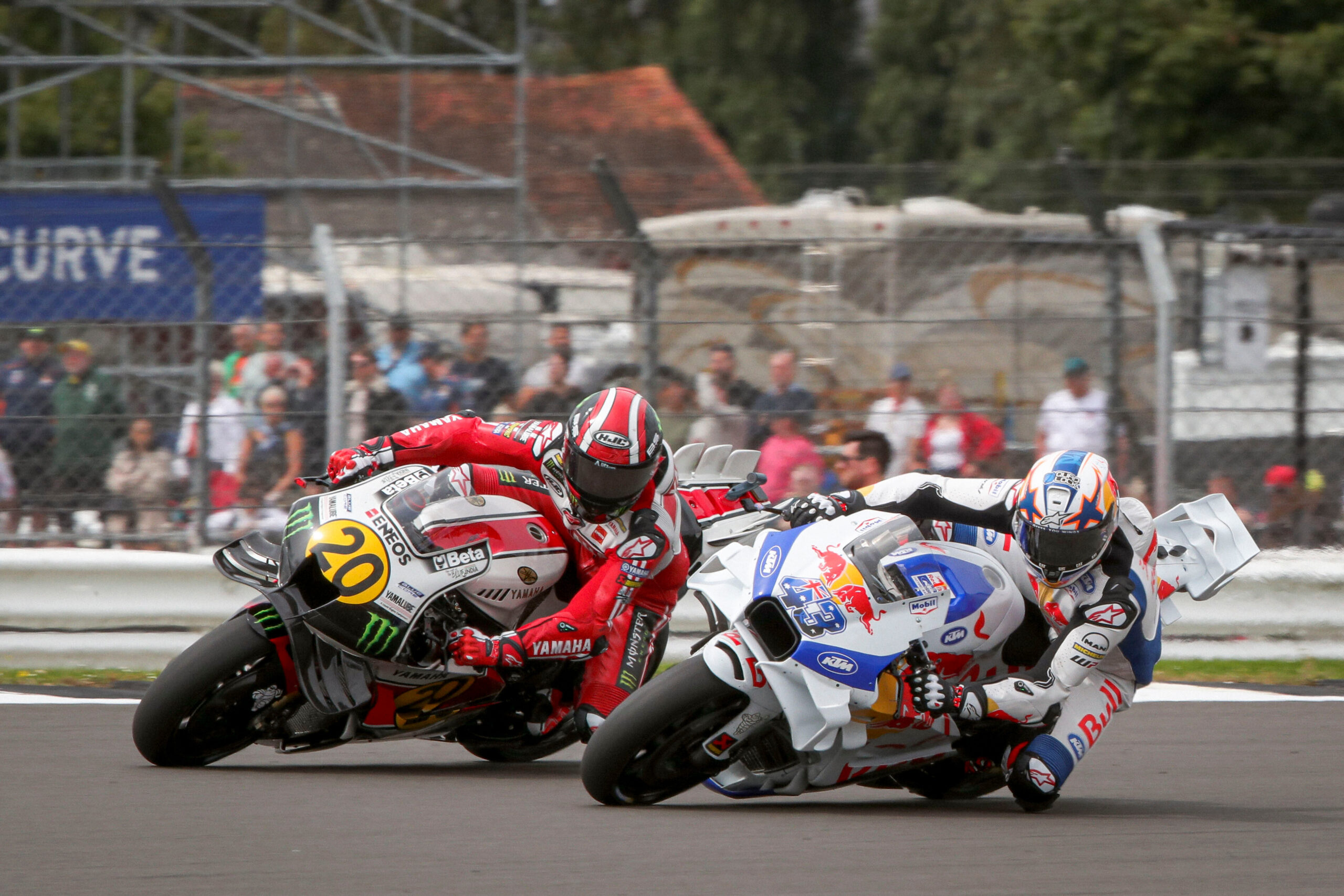 Jack Miller e Fabio Quartararo in azione durante il GP di Silverstone 2024
