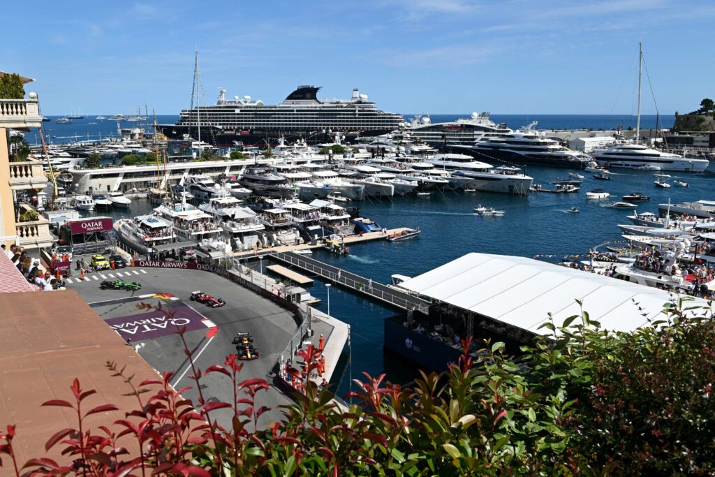 La Nouvelle Chicane con gli yacht sullo sfondo (© Red Bull Content Pool)