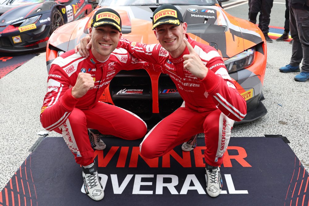Charles Weerts e Kelvin van der Linde dopo Gara 2 (© SRO)