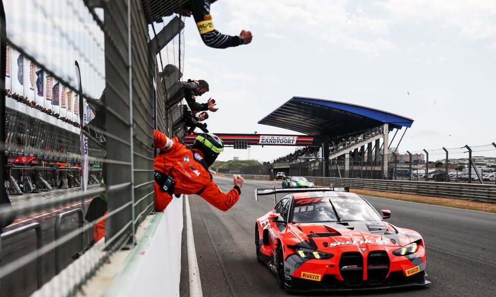 La BMW Team WRT #32 al traguardo del GTWCE di Zandvoort 2025 (© SRO)