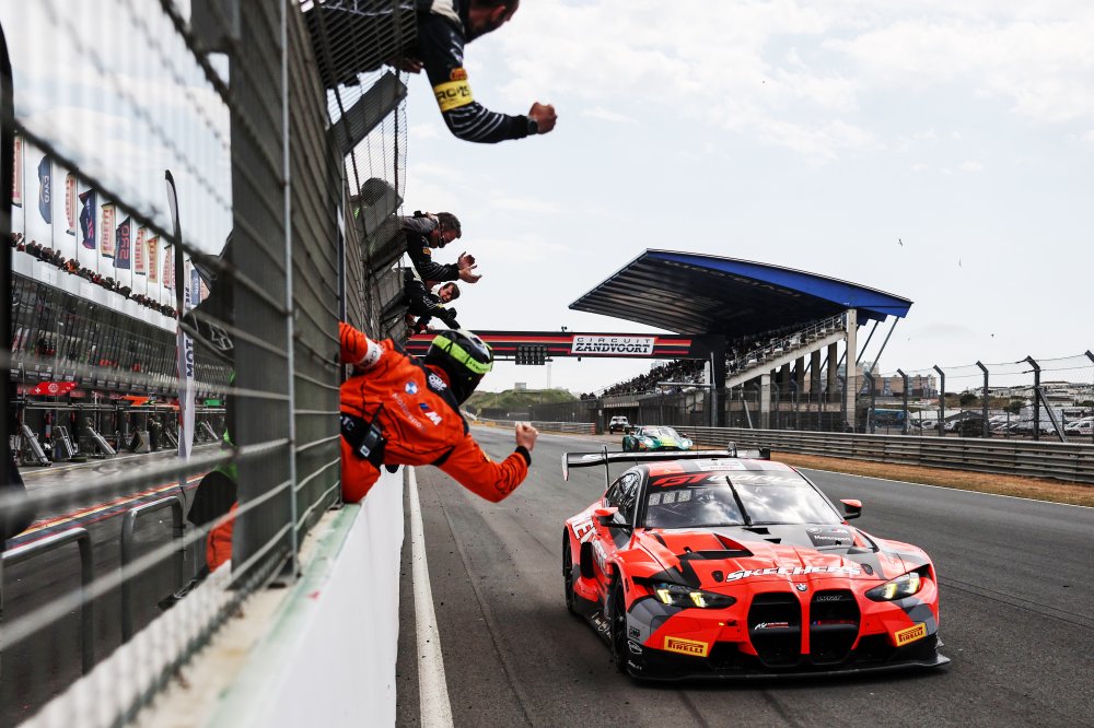 La BMW Team WRT #32 al traguardo del GTWCE di Zandvoort 2025 (© SRO)