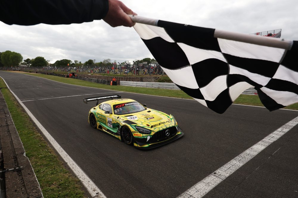 La #48 Mercedes-AMG Winward Racing sotto la bandiera a scacchi a Brands Hatch (© SRO)