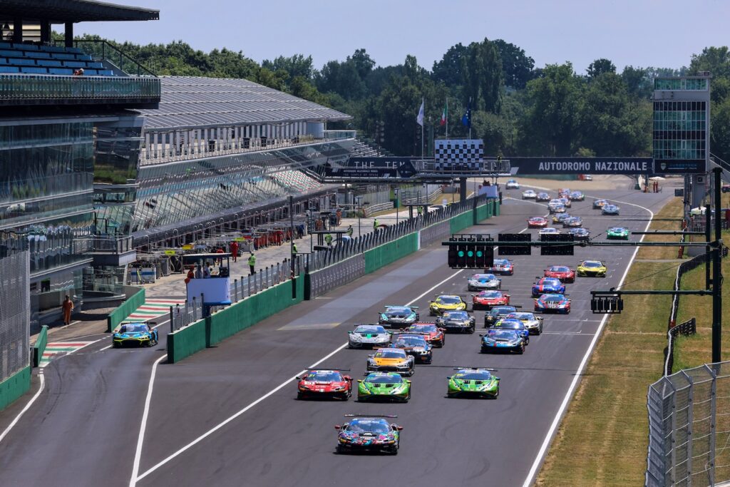 La partenza della tappa di Monza dell'Italiano GT Endurance 2025 (© ACI Sport)