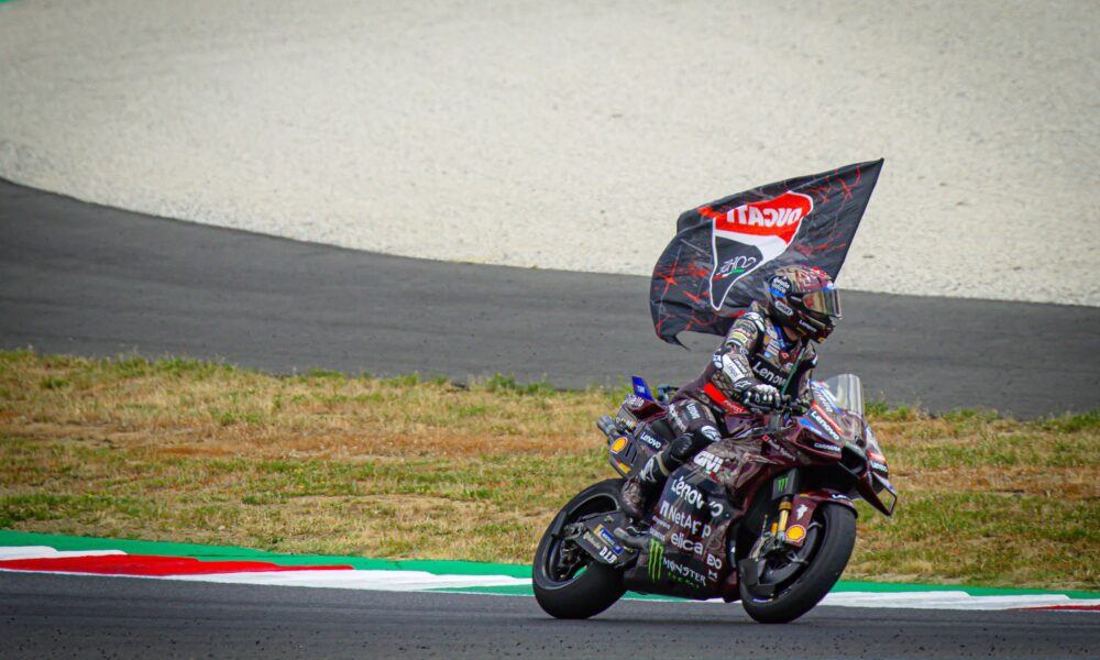 Marc Marquez con la bandiera Ducati (© Ducati)