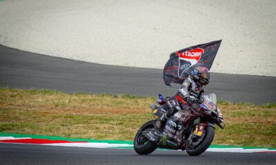 Marc Marquez con la bandiera Ducati (© Ducati)