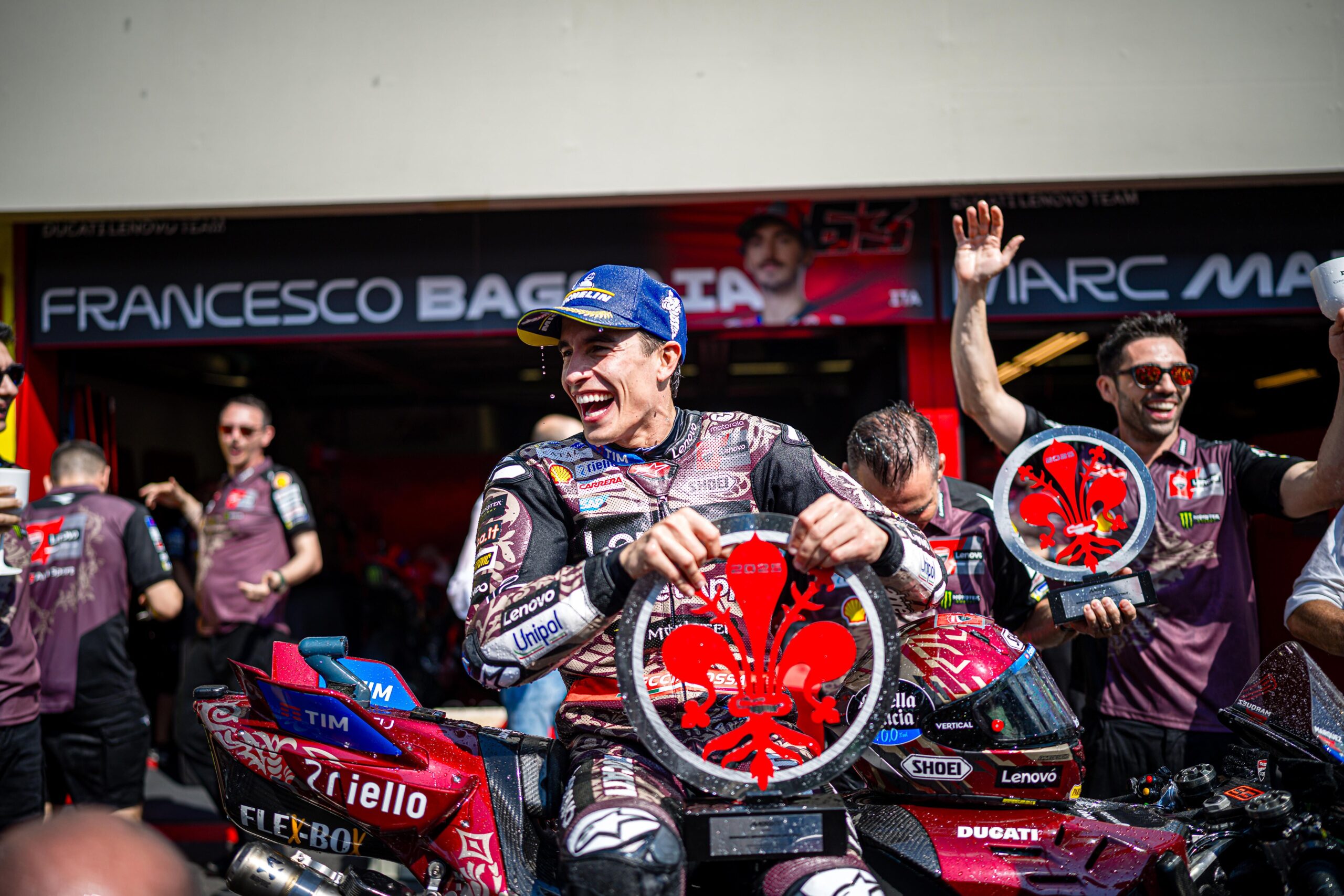 Marc Marquez durante i festeggiamenti al Mugello