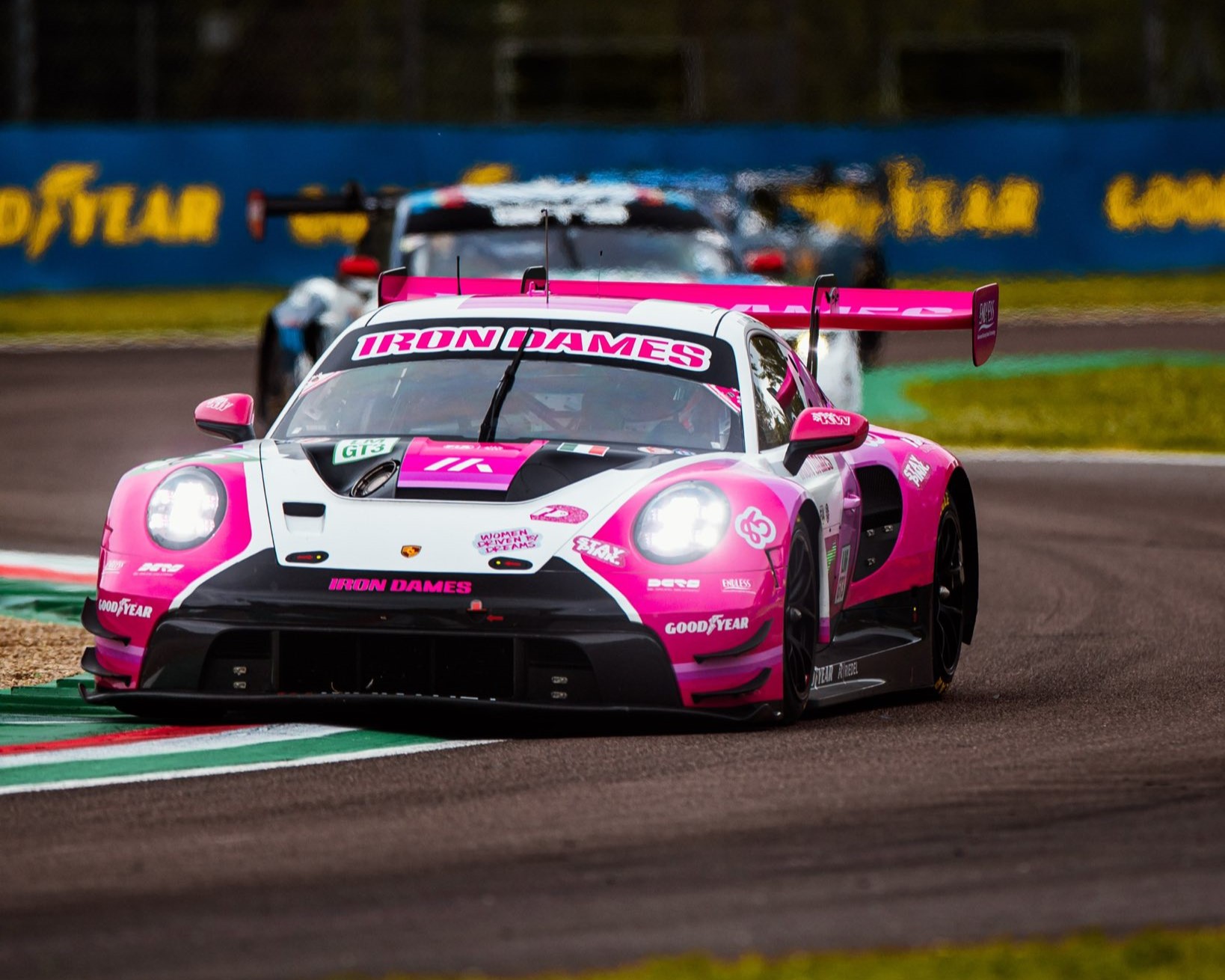 La Porsche 911 GT3 RS in azione a Imola durante la 6 Ore del FIA WEC 2025