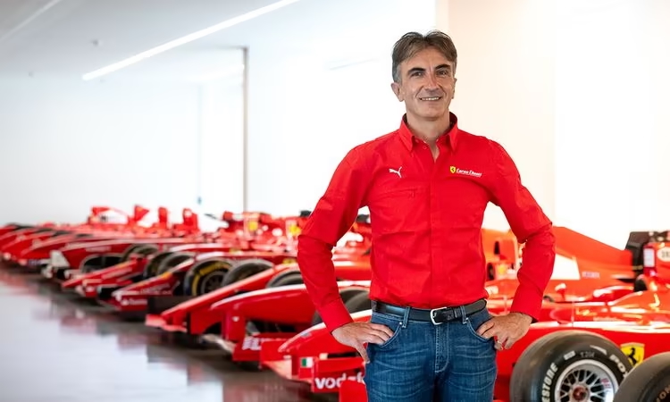 Andrea Bertolini con alcune Ferrari F1 storiche (© Ferrari)