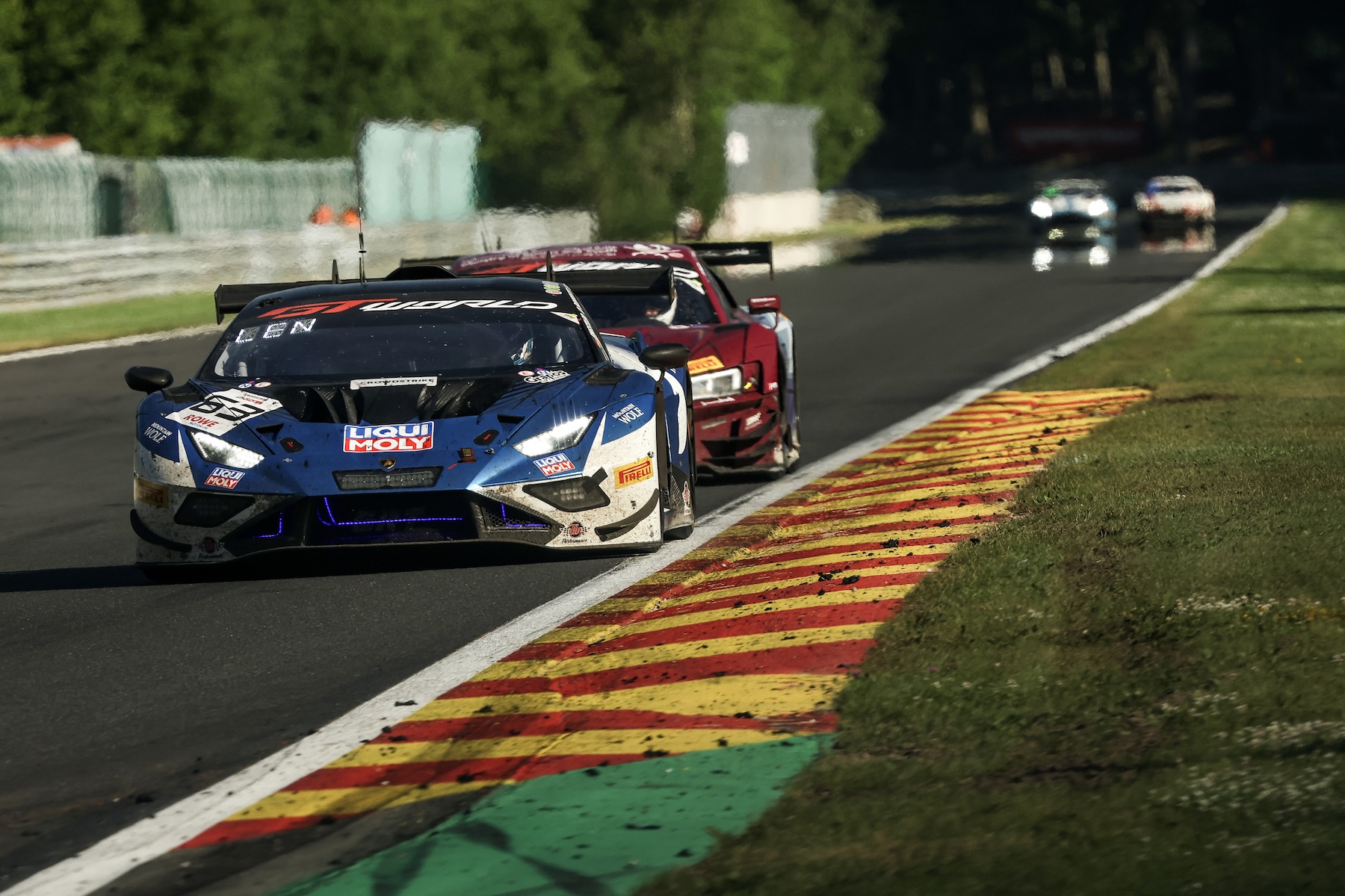 La #63 Lamborghini GRT in testa alla 20ª ora della 24 Ore di Spa 2025 (© SRO/JEP)