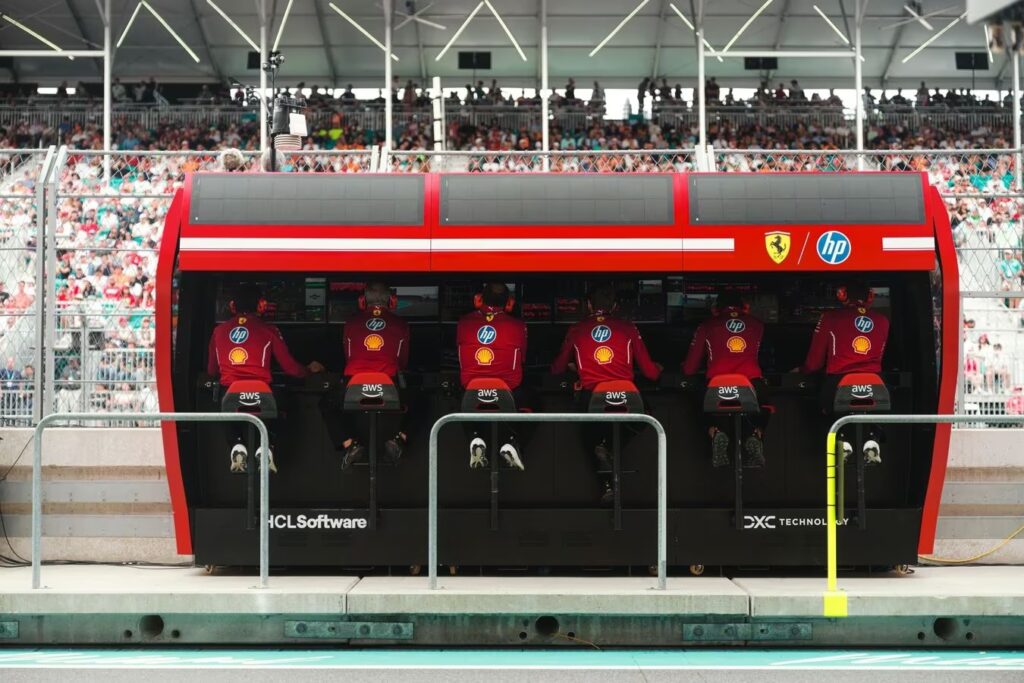 Il muretto box Ferrari, protagonista di una strategia attendista nel GP Spagna 2025 (© Scuderia Ferrari)