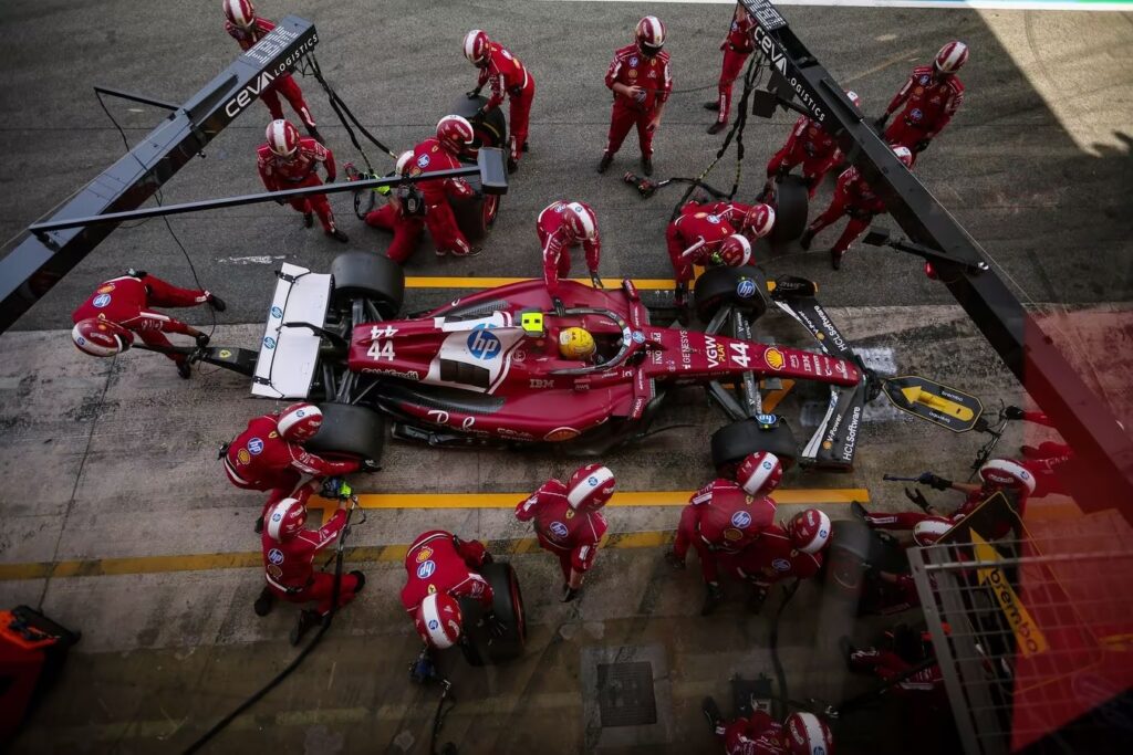 Una sosta di Lewis Hamilton (© Scuderia Ferrari)