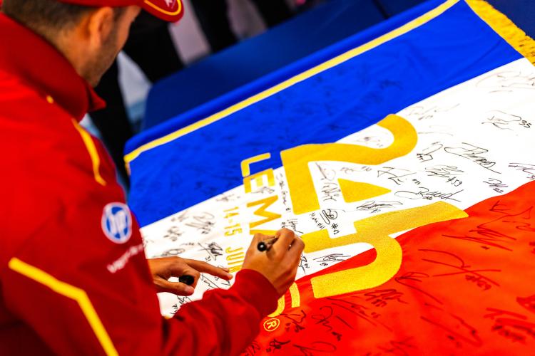 La firma del tricolore francese che darà il via alla 24 Ore di Le Mans 2025 (© ACO)
