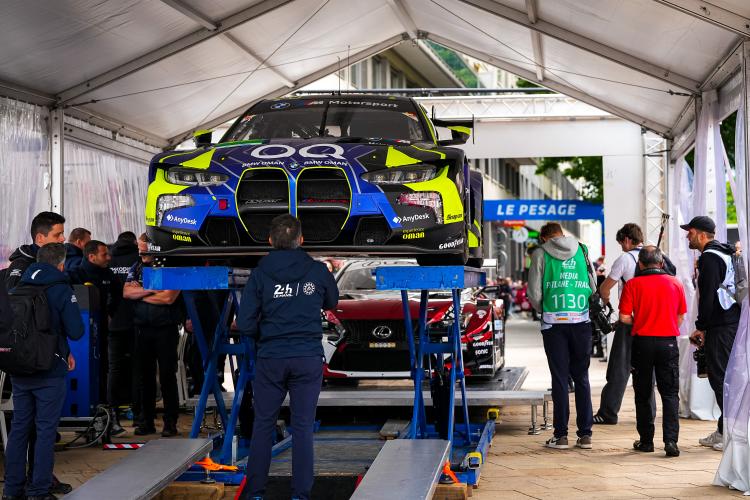 La BMW #46 del Team WRT durante le operazioni delle verifiche tecniche della 24 Ore di Le Mans 2025 (© ACO)