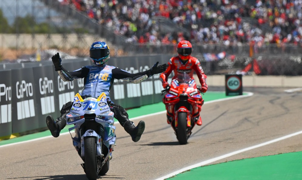 Alex Marquez davanti al fratello Marc