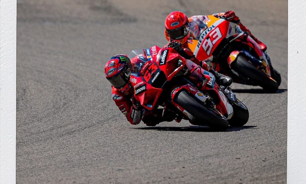 Bagnaia e Marquez in azione ad Aragon