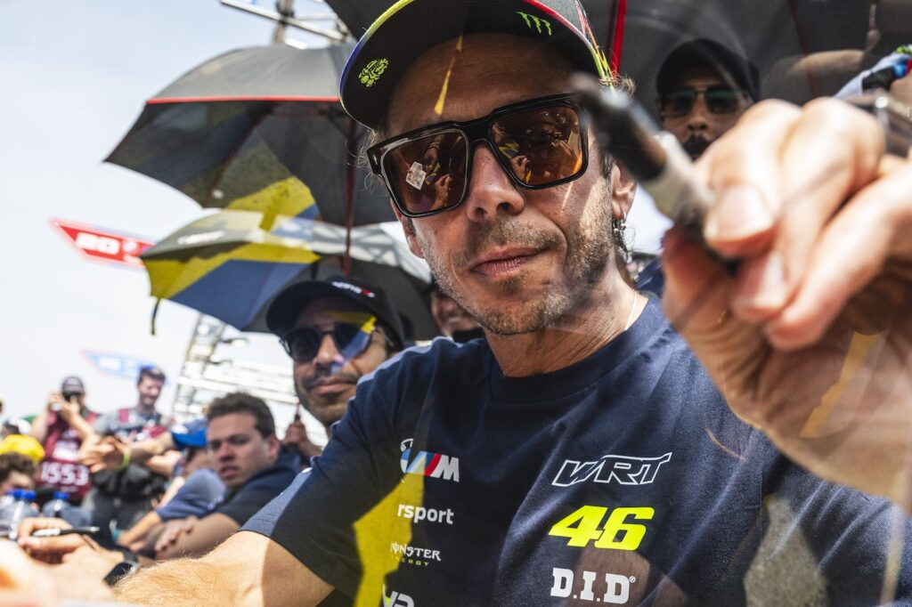 Rossi durante la sessione autografi (© DPPI - ACO)