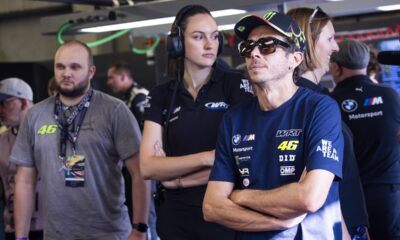 Valentino Rossi ai box durante il weekend della 24 Ore di Le Mans 2025 (© DPPI - ACO)