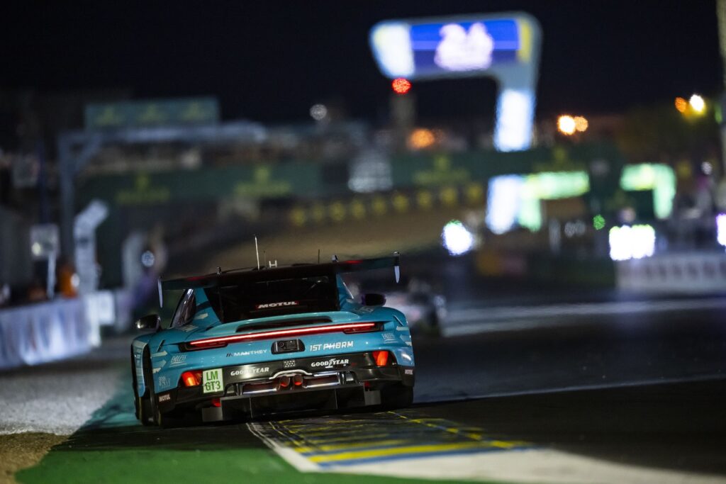 La #92 Porsche Manthey in testa in LMGT3 (© DPPI - ACO)