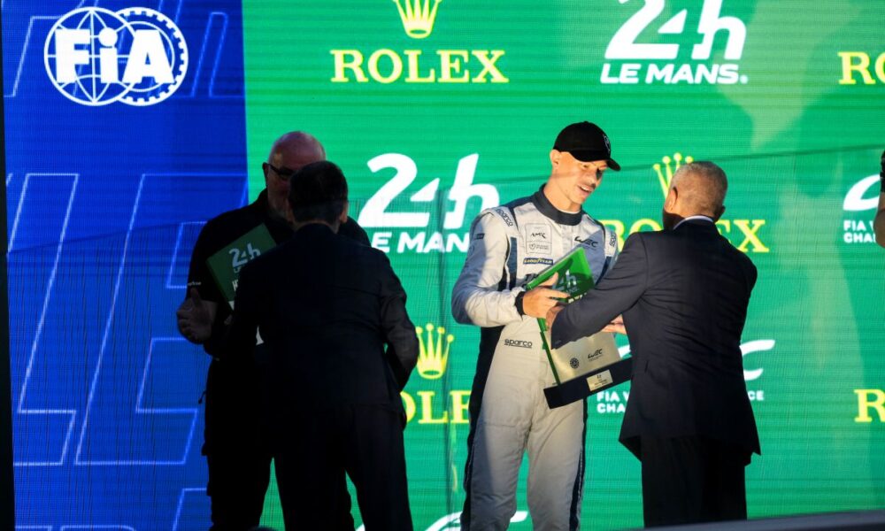 Mattia Drudi mentre riceve il premio per aver conquistato l'Hyperpole della LMGT3 a Le Mans (© DPPI -ACO)