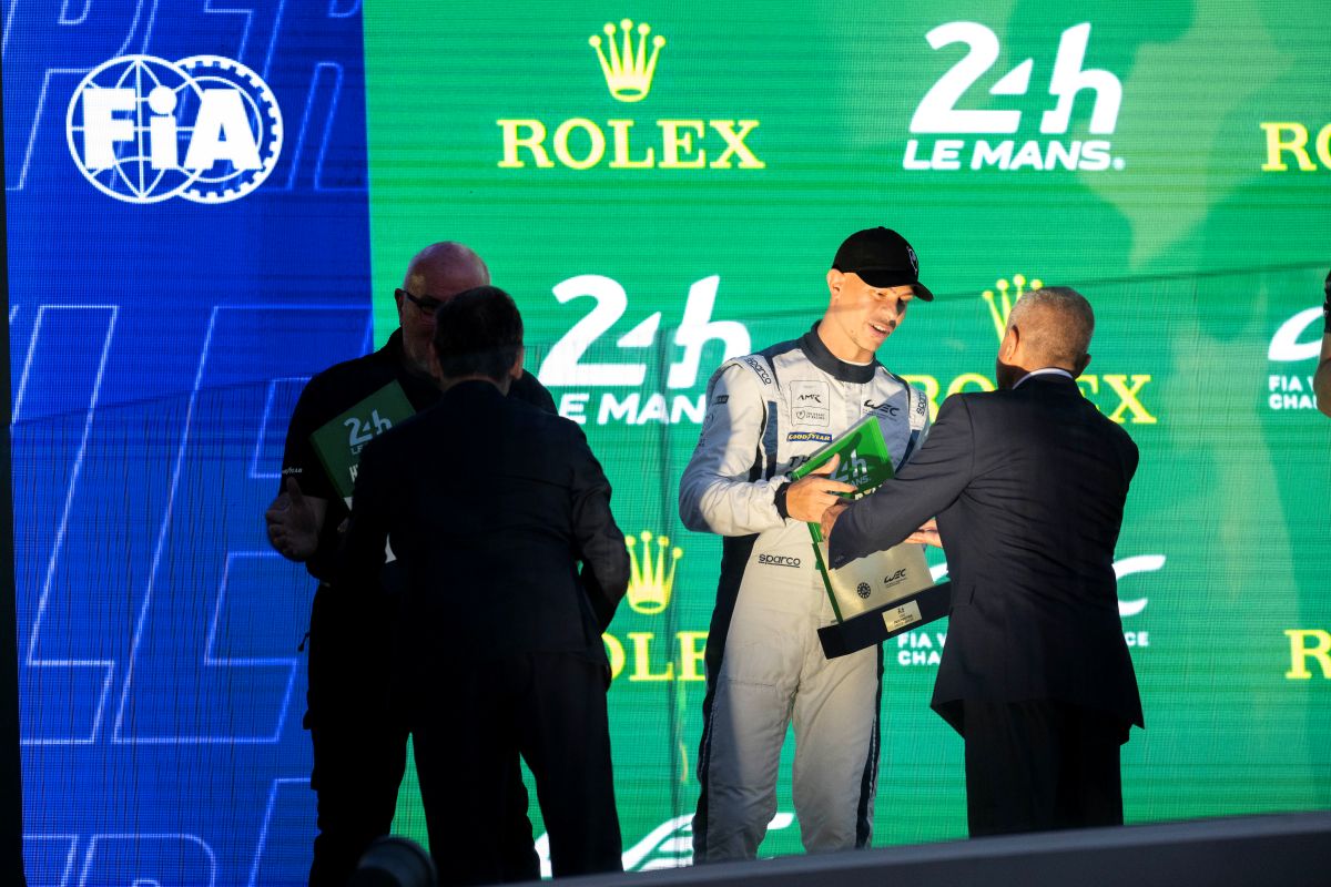 Mattia Drudi mentre riceve il premio per aver conquistato l'Hyperpole della LMGT3 a Le Mans (© DPPI -ACO)
