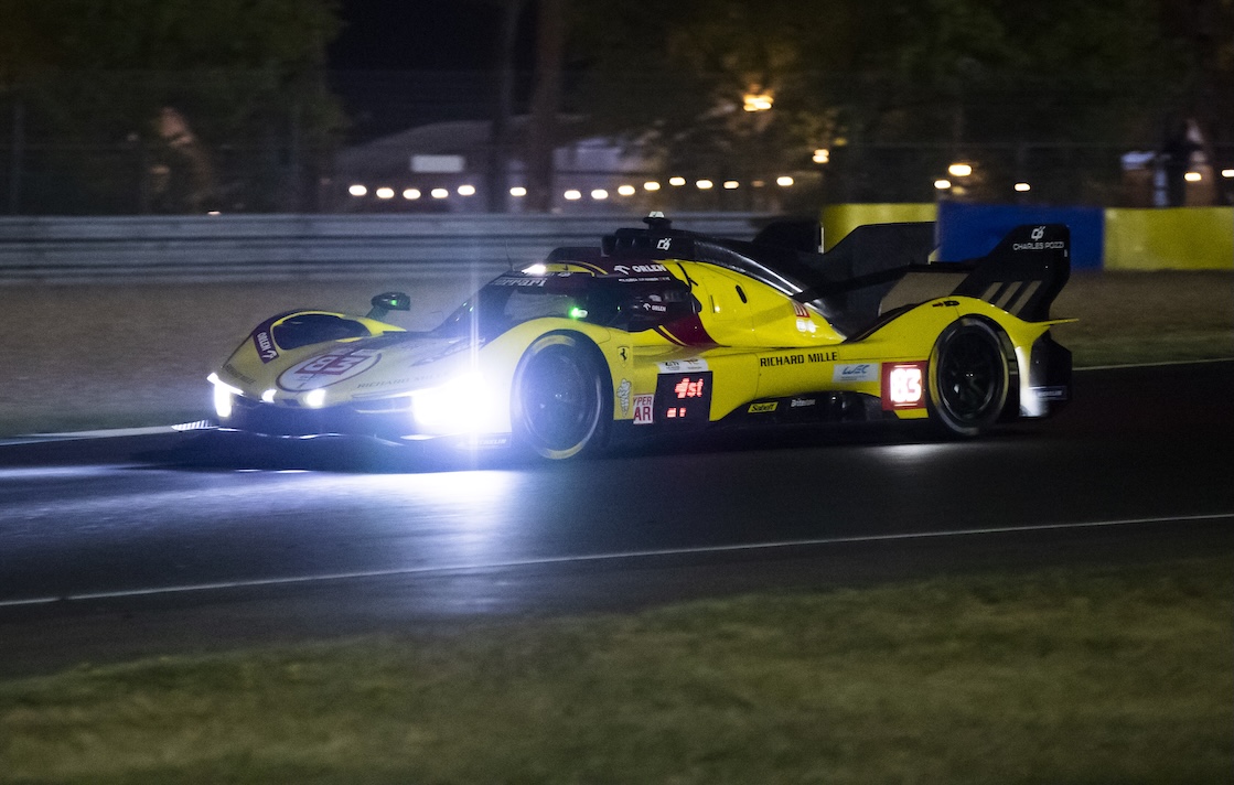 La #83 Ferrari prima alla 9ª ora della 24 Ore di Le Mans 2025 (© DPPI - ACO)