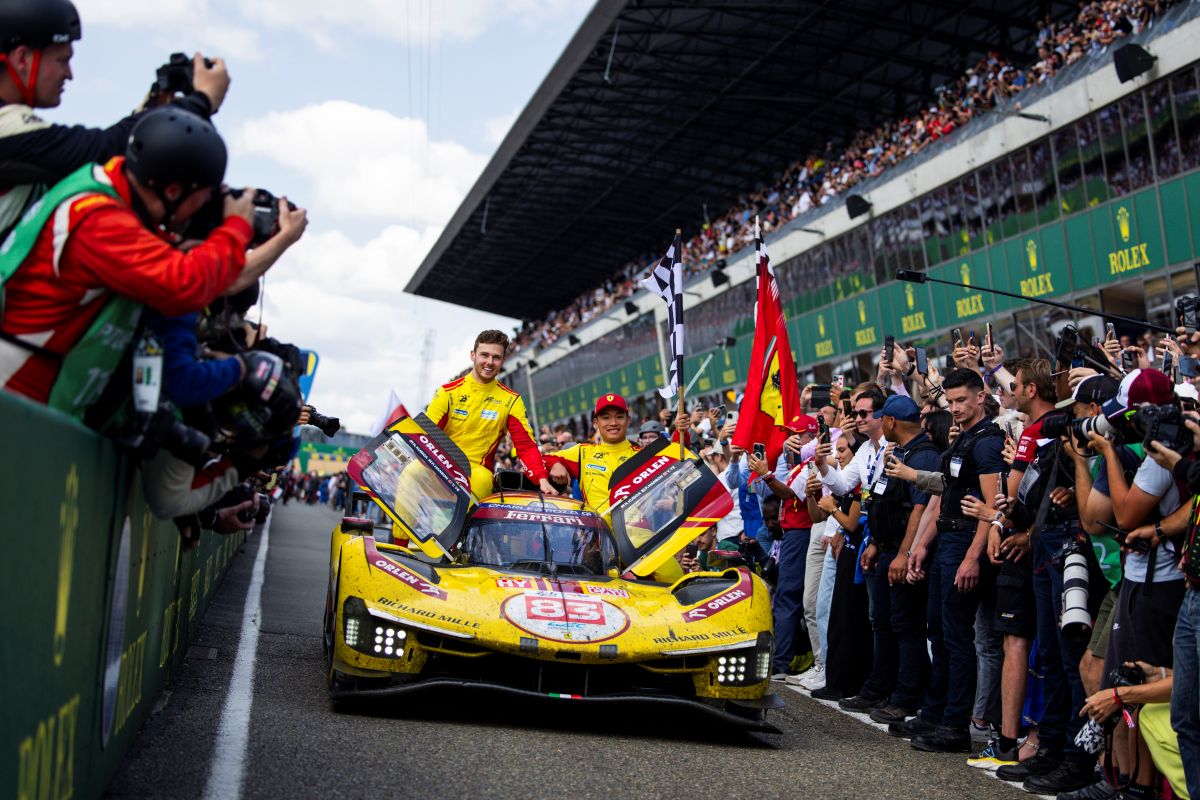 L'equipaggio della #83 in trionfo a Le Mans