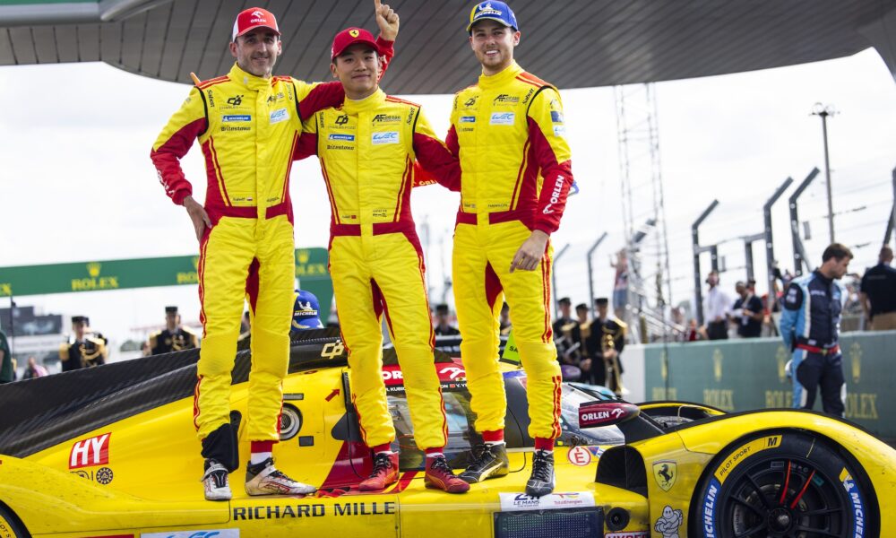 Robert Kubica, Yifei Ye e Philip Hanson, l'equipaggio della #83 Ferrari che ha vinto la 24 Ore di Le Mans 2025 (© DPPI - ACO)