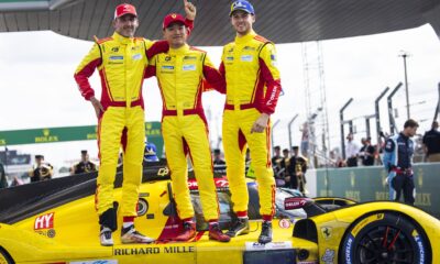 Robert Kubica, Yifei Ye e Philip Hanson, l'equipaggio della #83 Ferrari che ha vinto la 24 Ore di Le Mans 2025 (© DPPI - ACO)