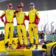 Robert Kubica, Yifei Ye e Philip Hanson, l'equipaggio della #83 Ferrari che ha vinto la 24 Ore di Le Mans 2025 (© DPPI - ACO)