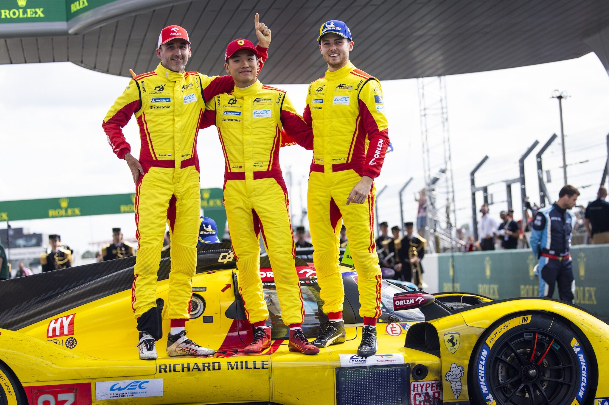 Robert Kubica, Yifei Ye e Philip Hanson, l'equipaggio della #83 Ferrari che ha vinto la 24 Ore di Le Mans 2025 (© DPPI - ACO)