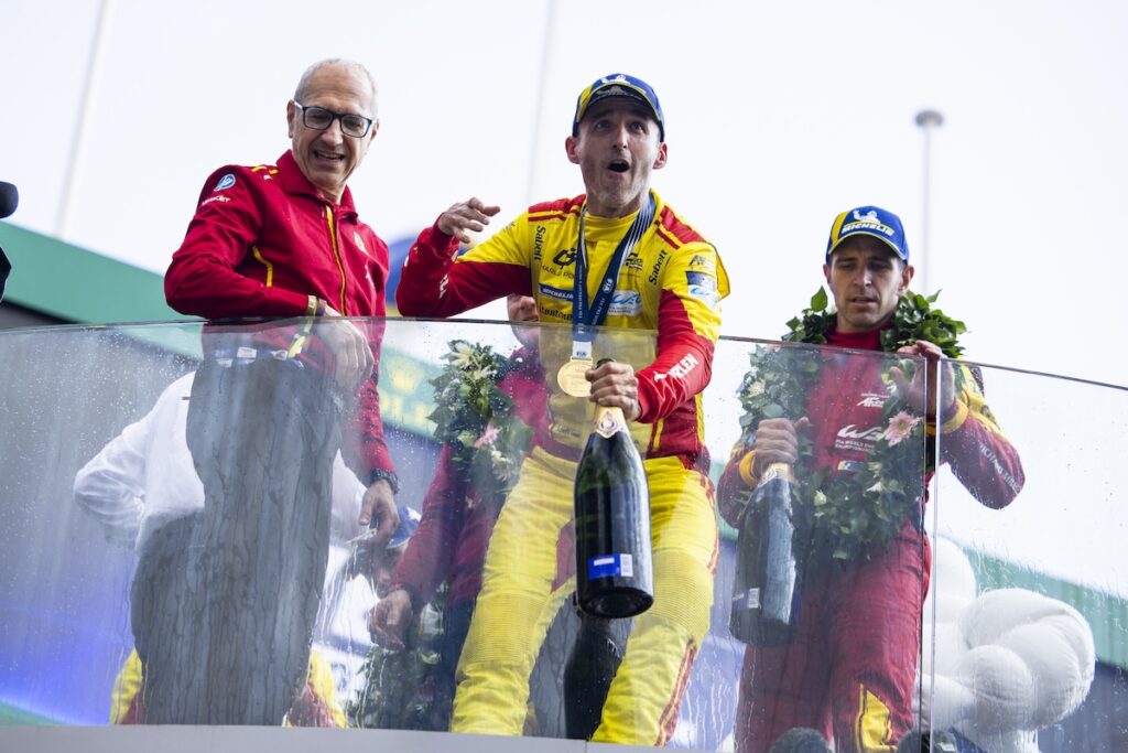 Robert Kubica con Ferdinando Cannizzo e Alessandro Pier Guidi sul podio di Le Mans (© DPPI - ACO)