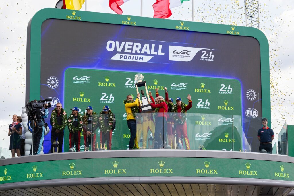 L'equipaggio #83 insieme a Ferdinando Cannizzo e Antonello Coletta sollevano il trofeo del vincitore della 24 Ore di Le Mans (© DPPI - ACO)
