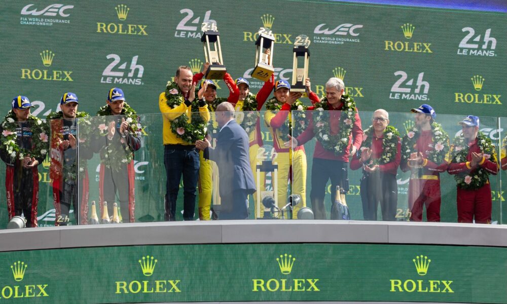 Antonello Coletta con l'equipaggio della #83 sul podio della 24 Ore di Le Mans 2025 (© ACO - DPPI)