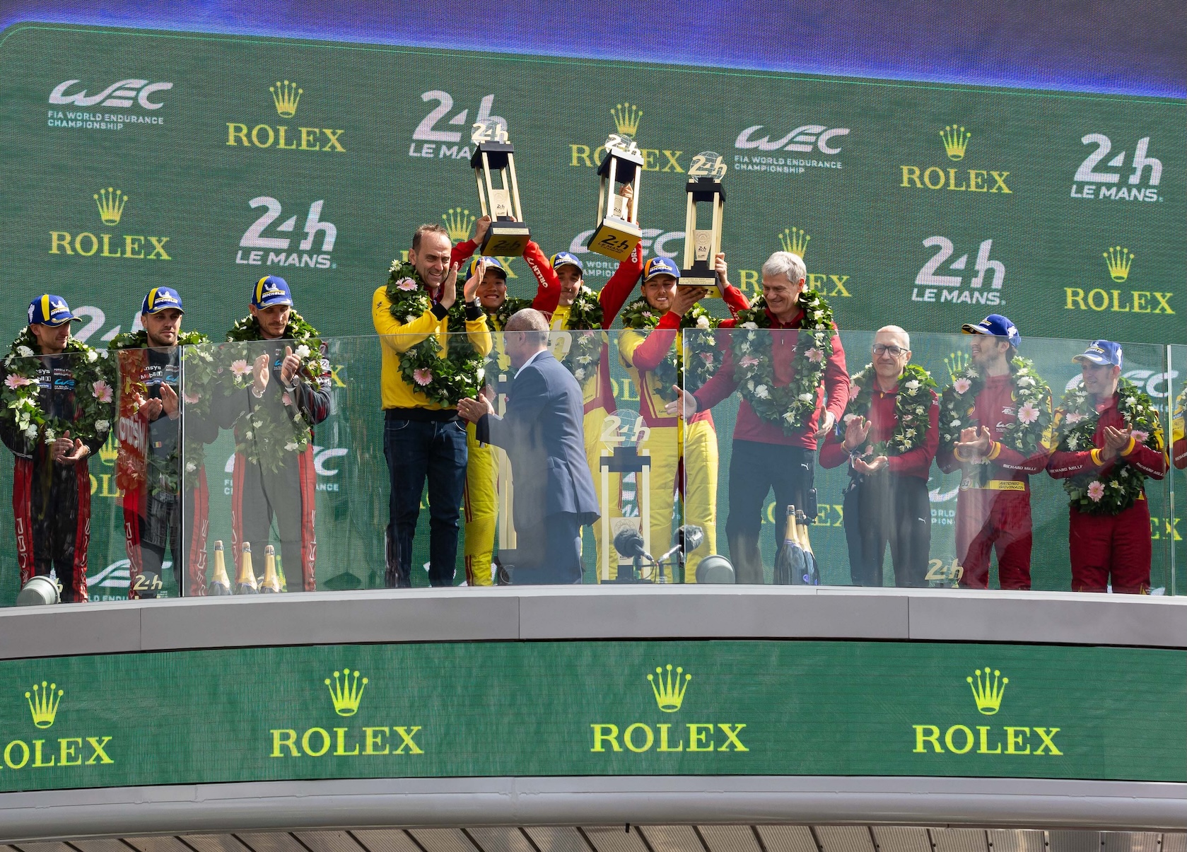 Antonello Coletta con l'equipaggio della #83 sul podio della 24 Ore di Le Mans 2025 (© ACO - DPPI)