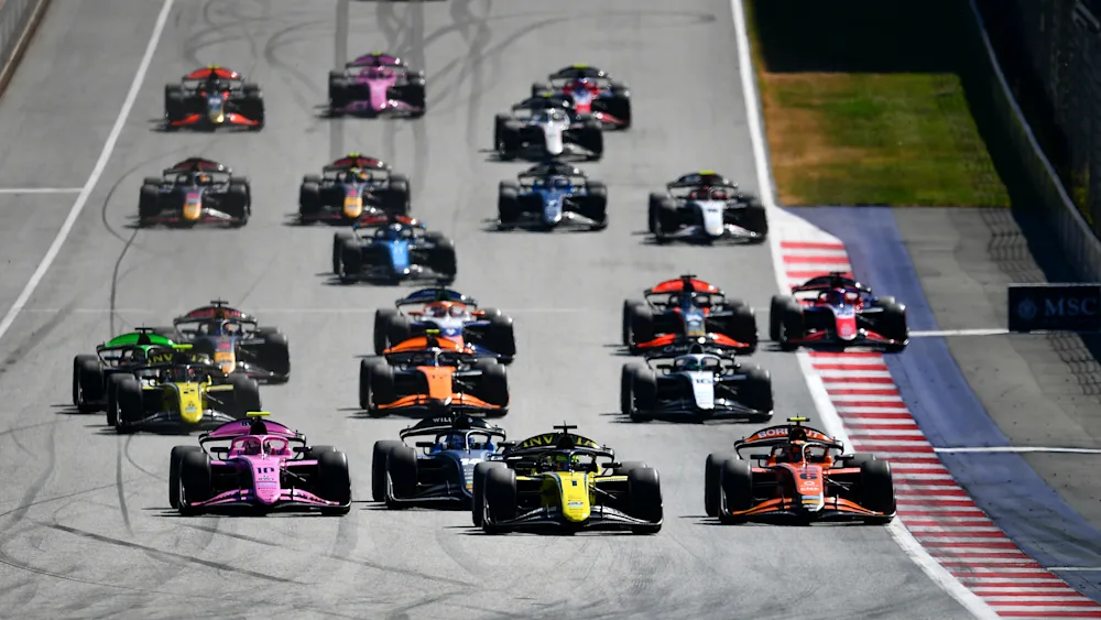 La partenza della Feature Race della F2 n Austria