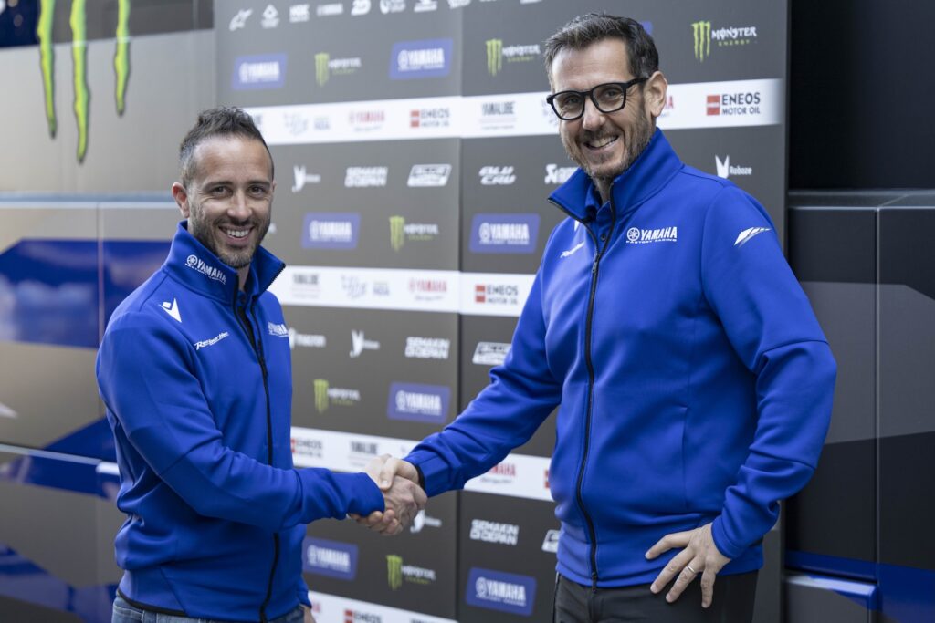 Andrea Dovizioso, nuovo collaudatore Yamaha fino al 2027, con Paolo Pavesio (© Yamaha Racing MotoGP)