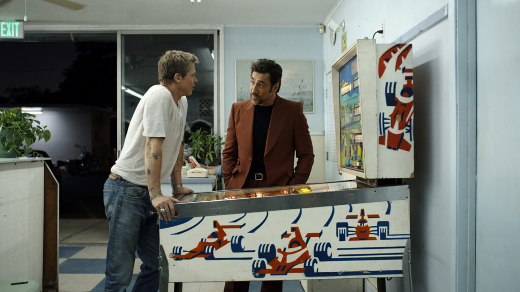 Ruben Cervantes (Javier Bardem) mentre cerca di convincere Sonny Hayes (Brad Pitt) a rientrare (© Apple)